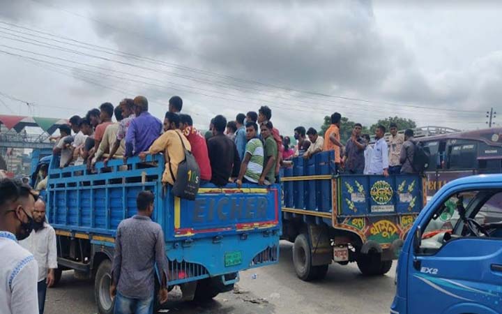 পিকআপ ও ট্রাকে বাড়ি ফিরছেন মানুষ